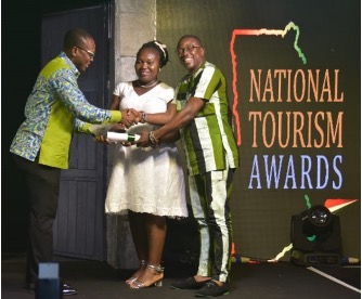 Nii Laaye Bonney receiving Ghana's Tour Guide of the Year award